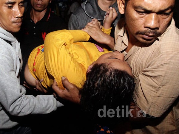 Evakuasi Korban Banjir di Malam Hari