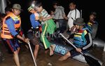Evakuasi Korban Banjir di Malam Hari