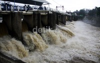 Debit air yang mengalir di Bendung Katulampa masih deras. Lamhot Aritonang/detikFoto.