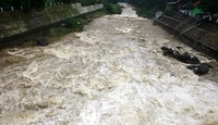 Air yang mengalir dari pintu Katulampa melalui Sungai Ciliwung ke Jakarta. Lamhot Aritonang/detikFoto.