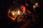 Lilin Kecil Terangi Lokasi Pengungsian