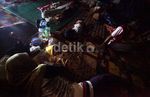Lilin Kecil Terangi Lokasi Pengungsian