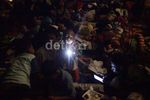 Lilin Kecil Terangi Lokasi Pengungsian