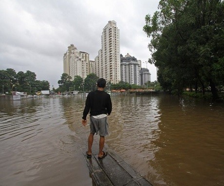 Air Bah Mengamuk, Dunia Usaha Terpuruk
