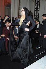 Gaun Hitam Berkerudung Lady Gaga