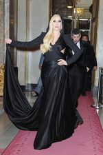 Gaun Hitam Berkerudung Lady Gaga