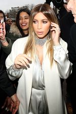 Kenakan Jumpsuit, Kim Kardashian Pamer Belahan Dada