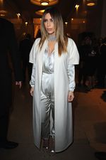 Kenakan Jumpsuit, Kim Kardashian Pamer Belahan Dada