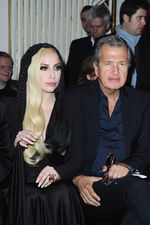 Gaun Hitam Berkerudung Lady Gaga