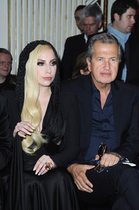 Di acara tersebut, pelantun 'Applause' itu sempat berfoto bersama fotografer fashion Mario Testino. Pascal Le Segretain/Getty Images.