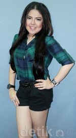 Kasual dengan Hot Pants ala Tina Toonita