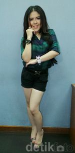 Kasual dengan Hot Pants ala Tina Toonita