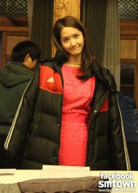 Senyuman Yoona tentunya membuat para kru semakin semangat untuk berkerja. (SME)