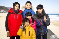 Yoona berpose bersama Lee Beom Soo, Choi Soo Han, Jeon Min Seo, dan Lee Do Hyun. (SME)
