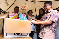 Selain penyaluran donasi melalui PMI DKI Jakarta, karyawan BCA juga memberikan bantuan pakaian layak pakai.