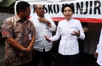 Direktur BCA Subur Tan berbincang dengan Ketua PMI DKI Jakarta Rini Sutiyoso.