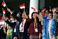 Menpora mengibarkan bendera merah putih kecil saat kontingen Indonesia melintas. (dok. Kemenpora)