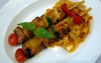 The Salmon Diaries (Rp 115.000), sate salmon yang diolesi bumbu jahe dan soya a la Asia, disajikan dengan fettuccine dan buah-buahan musiman.