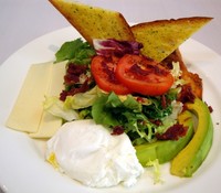 Chefs Salad (Rp 75.000), salad mesclun (campuran dedaunan) dengan poached egg, keju, ayam panggang, tomat, alpukat, dan beef bacon yang dirajang kasar. Salad ini dihias dengan garlic bread.