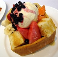 Honey from The Queens (Rp 69.000), roti putih yang diberi potongan pisang, buah musiman, es krim vanili, madu, dan saus blueberry.