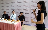 Konferensi pers pembukaan Beanstro pertama di Puri Indah Extension, Jakarta Barat, dihadiri oleh (kiri-kanan) Vembry Dwitama (Manajer Pemasaran PT Trans Coffee), Iwan Sulaiman (General Manager PT Trans Coffee), dan Executive Chef Beanstro Wiji Mulyono. Acara ini dipandu oleh Siska Backer (paling kanan).