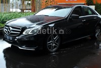 Eksterior Mercy E 400 AMG maskulin Menegaskan semakin terlihat sporty. Kesan elegan terlihat pada bagian atapnya yang tersedia panoramic sunroof desain headlamps new four-eyes, LED driving light dan LED daytime running lamps yang inovatif.