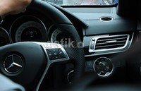 Interior berkesan mewah karena memiliki fitur media dan hiburan DVD Rear Seat Entertainment.