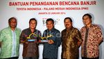 Nurani Astra Serahkan Bantuan ke PMI