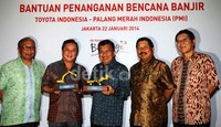 Ketua Umum Palang Merah Indonesia Jusuf Kalla (tengah), menerima bantuan dari Nurani Astra yang diserahkan oleh Presiden Direktur Toyota Motor Manufacturing Indonesia Mahasiro Nonami (kiri), Presiden Direktur PT. Astra Jhonny Darmawan (kedua kiri), Djoko Pranoto Direktur PT. Astra Internasional tbk (kedua kanan), dan Chief of Corporate Communication, Environment & Social Responsibility PT. Astra Internasional tbk Pongki Pamungkas