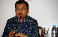 Ketua Umum Palang Merah Indonesia Jusuf Kalla menerima langsung bantuan yang diberikan Nurani Astra.