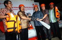 Nurani Astra menyerahkan bantuan berupa alat berat dan juga perahu karet untuk membantu para korban bencana diseluruh wilayah Indonesia.     