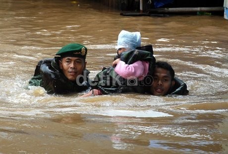 Ingin Jadi Relawan Banjir? Ini Pesan IDI Agar Anda Tetap Sehat