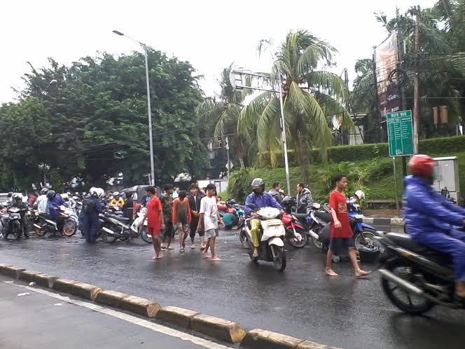 Puluhan Motor Terkapar Gara-gara Nekat Terobos Banjir Kemayoran