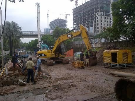 Jalan TB Simatupang Masih Diperbaiki, Motor Dialihkan ke Bahu Tol