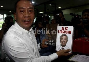 Saan Bawakan Buku Sir Alex Ferguson untuk Anas