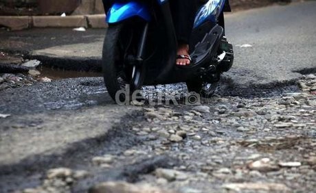 Dinas PU DKI Janji Segera Benahi Jalan yang Rusak Akibat Banjir