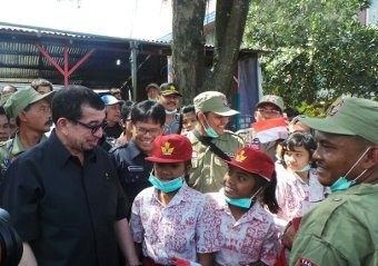 Sambangi Dapur Umum Pengungsian Sinabung, Mensos: Enak Ngga Ini?