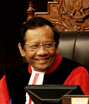 Tercium Aroma Judicial Corruption, Hakim Konstitusi Buru-buru Masuk Mobil