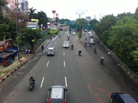 Banjir Surut, Jalan Berlubang Muncul di Depan Mal Citraland