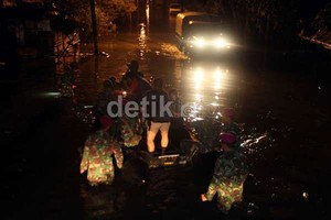 Tengah Malam, Beberapa Ruas Jalan di Jakarta Masih Tergenang Banjir