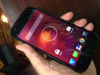 Ponsel ini dilengkapi memori internal yang lebih besar, yakni 8 GB.
