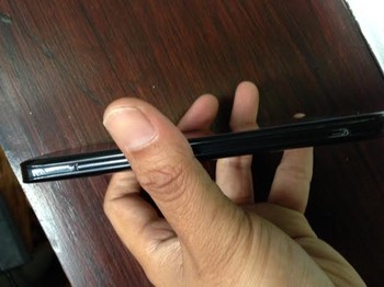 Ponsel ini juga menyediakan Bluetooth, Wifi hotspot, GPS, dan jack audio 3,5 mm.