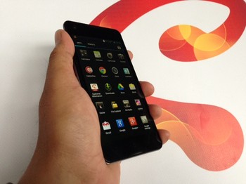 Berseri U3 hanset ini menggunakan sistem operasi OS Android Jelly Bean 4.1 dan memiliki lebar layar 4,7 inch dengan teknologi IPS one glass solution (qHD 540 x 960 pixel).