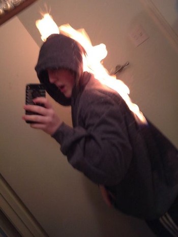 Meski badan terbakar, tidak ada salahnya selfie ria. (kredit foto: wired)