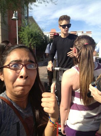 Ekspresi kegirangan yang amat sangat gara gara melihat sang idola, Justin Bieber. (kredit foto: smosh)