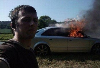 Pria ini menganggap waktu paling tepat untuk menjepret selfie adalah saat ada mobil terbakar. (kredit foto: smosh)