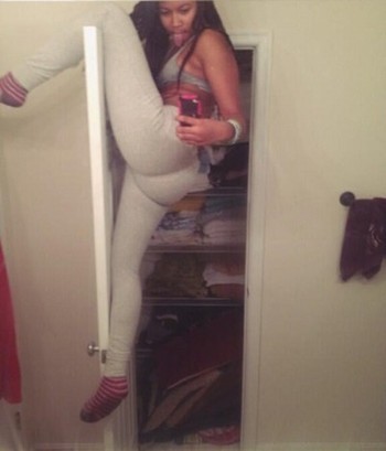 Gaya akrobatik pun dilakukan demi selfie. (kredit foto: smosh)