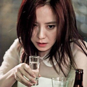 Song Ji Hyo Mabuk dengan Gaun Pengantin di Emergency Couple