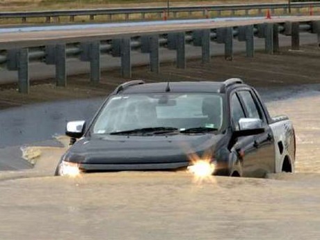 5 Mobil yang Tangguh Terabas Banjir 