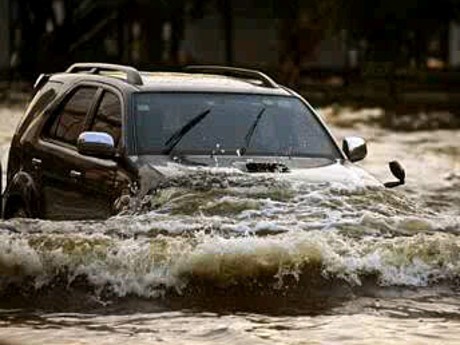 5 Mobil yang Tangguh Terabas Banjir 5 Mobil yang Tangguh Terabas Banjir